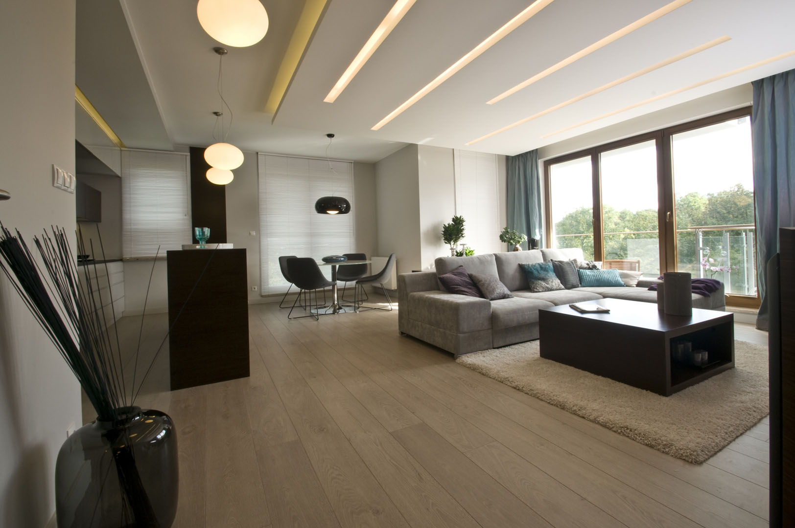 Apartament w Gdańsku 2010 - 02 wyspa kuchenna stół z krzesłami lampy sofa stolik 