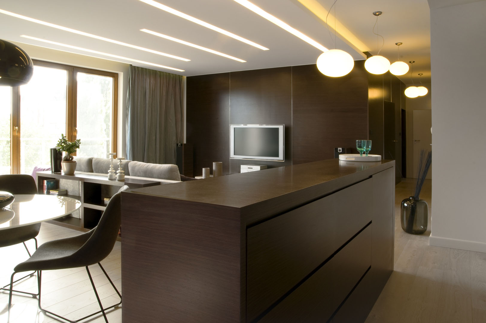 05 wyspa kuchenna lampy krzesło sofa telewizor