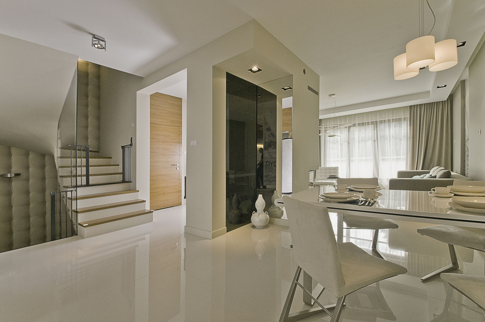 06 schody stół z kresłami szklana barierka