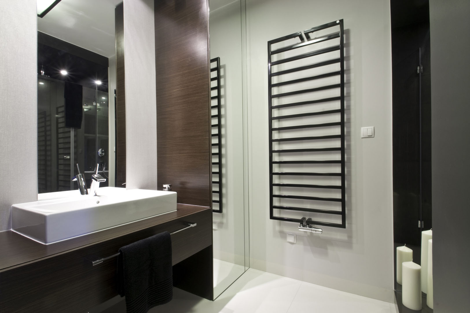 09 grzejnik szafa z lustrem umywalka świece lustro