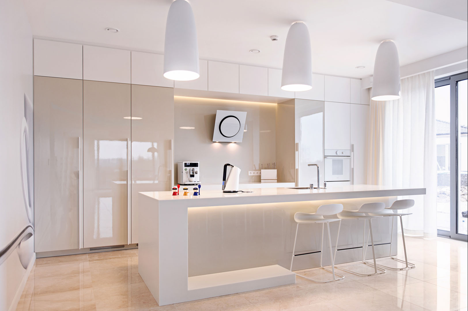 04 wyspa kuchenna lampy hokery fototapeta marmur