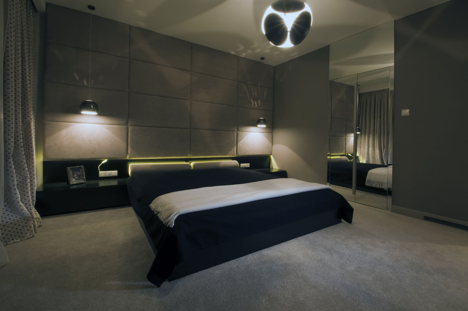 13 łóżko lampa stoliki nocne lustro tapicerka