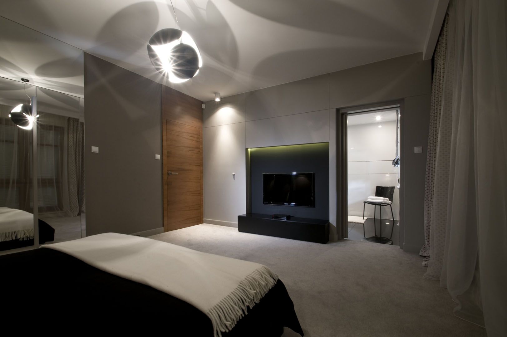 14 lampa łóżko telewizor szafka łazienka