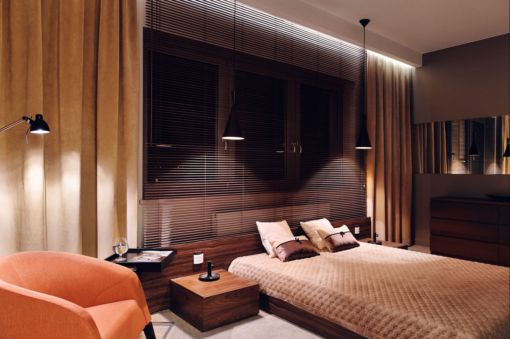 09 fotel łóżko żaluzje lampki zasłony wykładzina