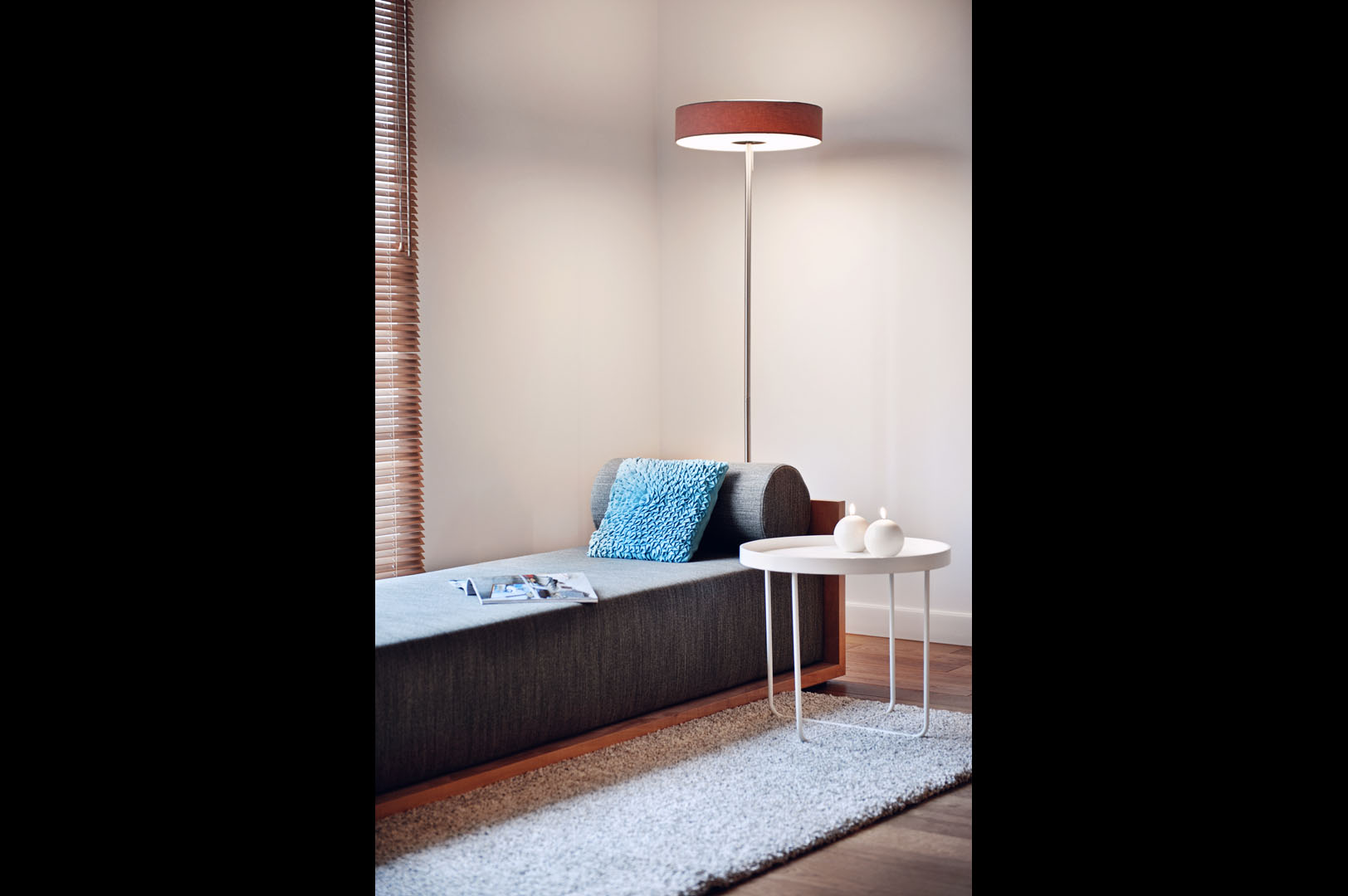 32 lampa leżanka poduszki biały stolik dywan panele żaluzje