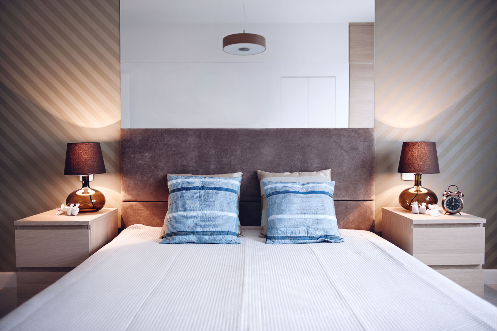 19 łóżko tapicerowane wezgłowie lampki nocne tapeta lustro