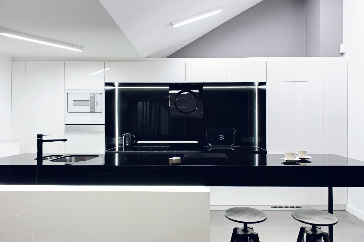 Apartament w Gdańsku 2012 - 01 kuchnia stołki ikea czarny blat wyspa kuchenna