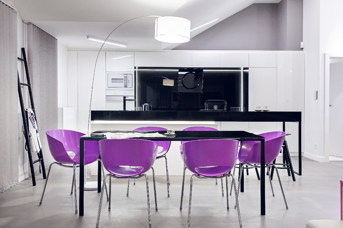 Apartament w Gdańsku 2012 - 02 różowe krzesła czarny stół lampa drabina kuchnia