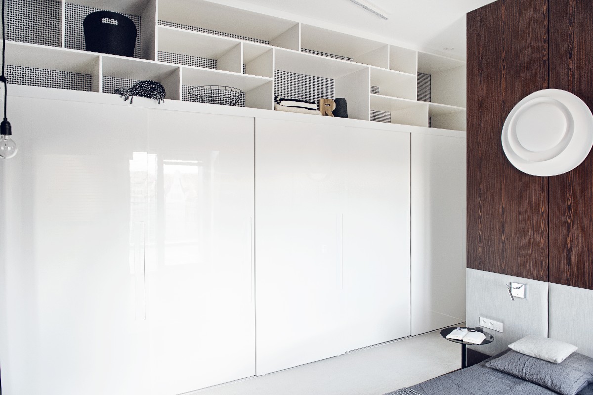 13 regał szafa kinkiet łóżko tapicerka fornir orzech