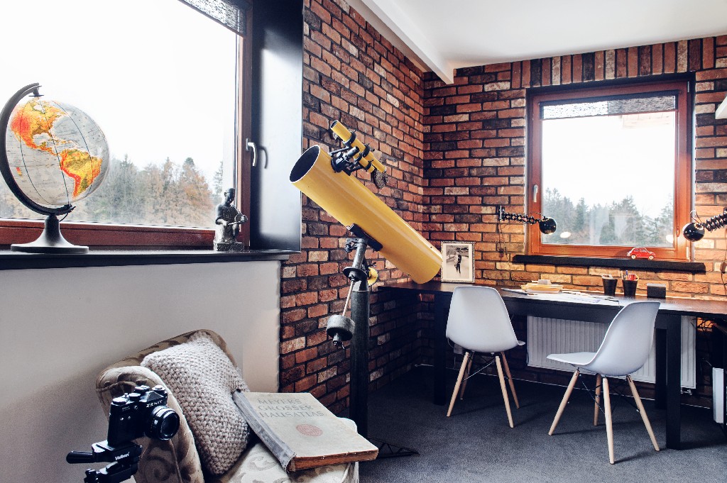 06 żółta luneta globus krzesło eames cegła