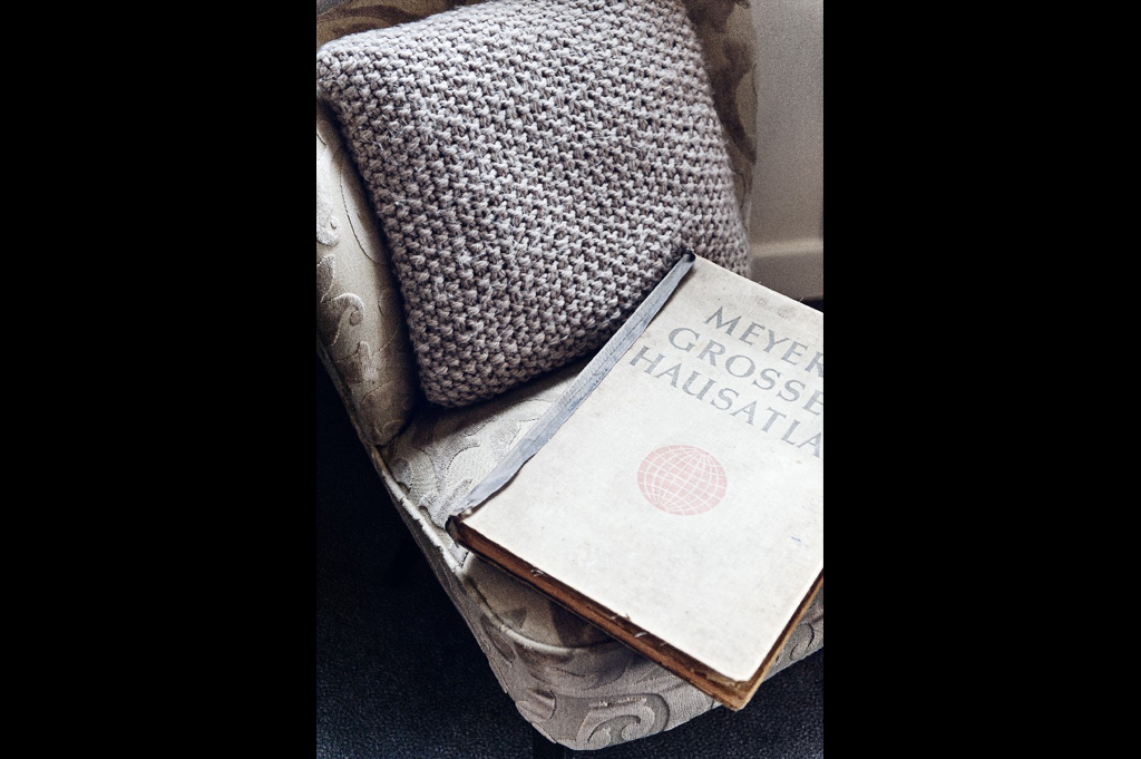 07 fotel vintage dziergana poduszka 