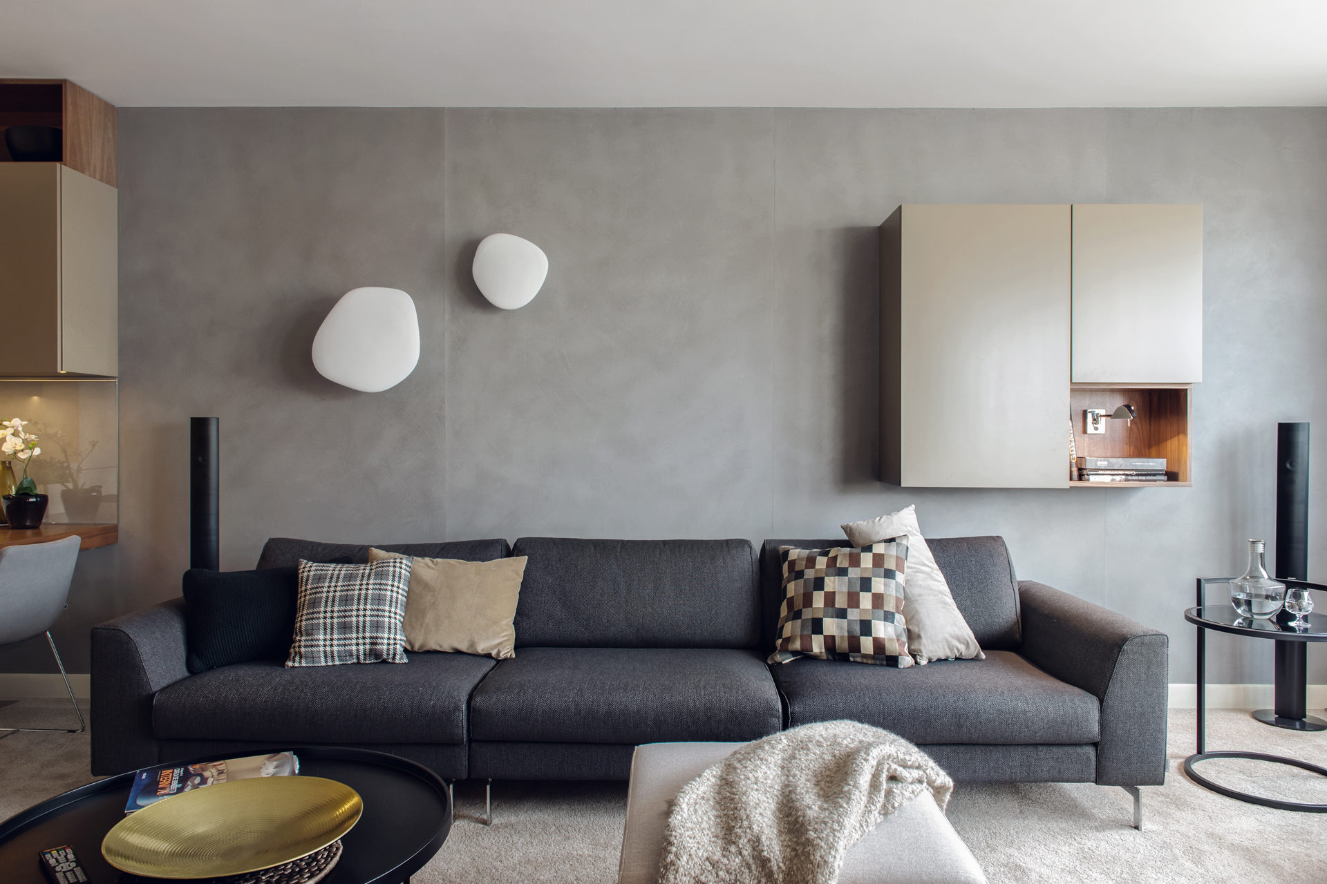Mieszkanie w Gdyni 2013 - 02 sofa kinkiety szafka czarny stolik