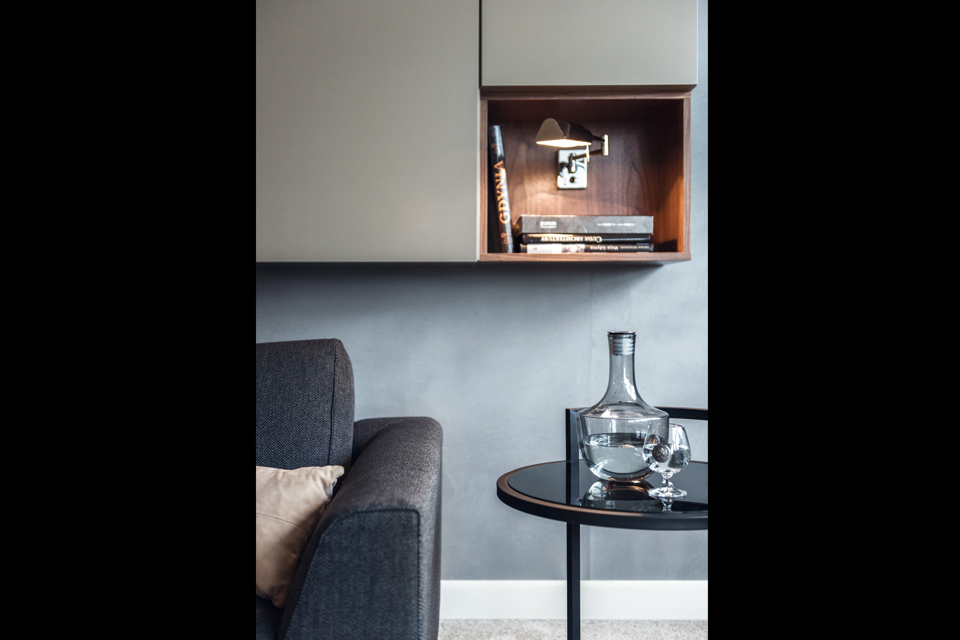 06 szafka fornir orzech stolik sofa