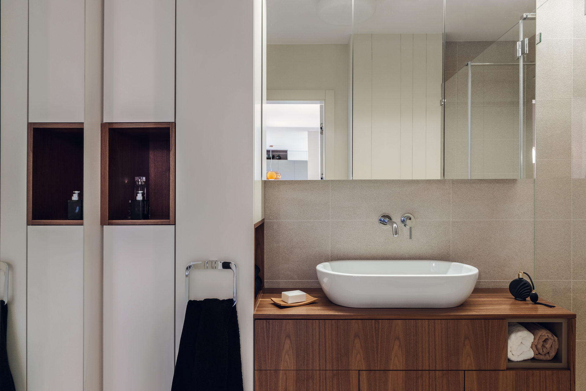 07 umywalka lustro szafka fornir orzech