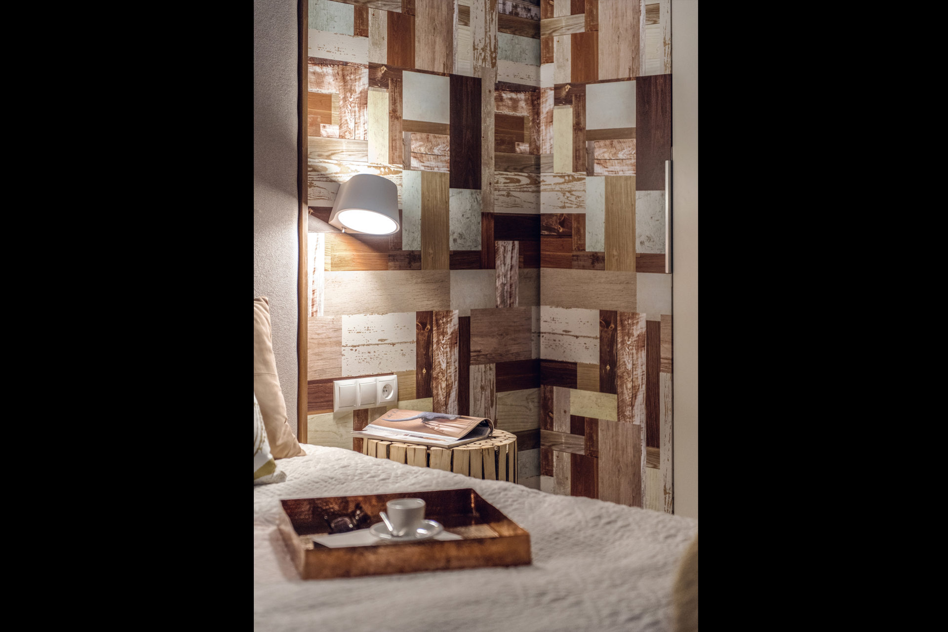 09 tapeta deski kinkiet łóżko 