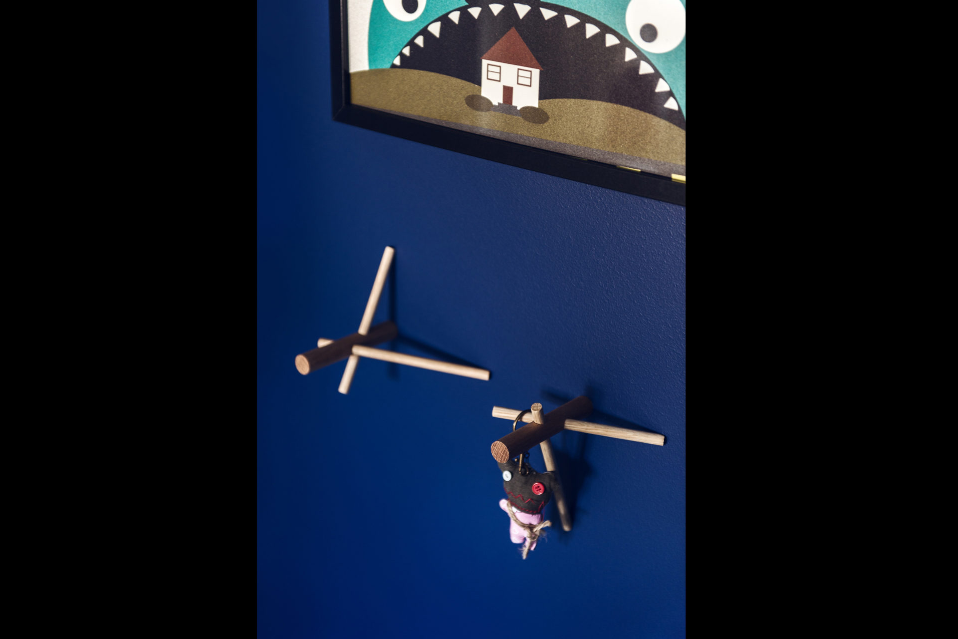 17 Detal haczyka w pokoju chlopca