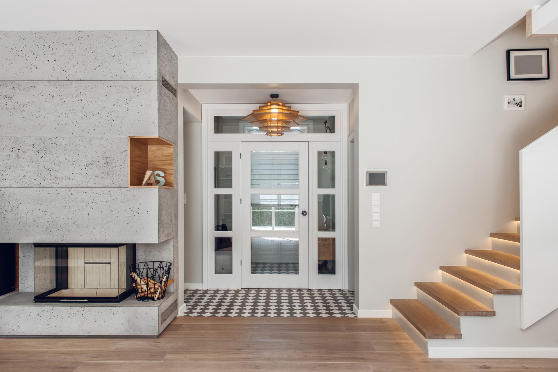 04 Widok na drzwi holu wejsciowego